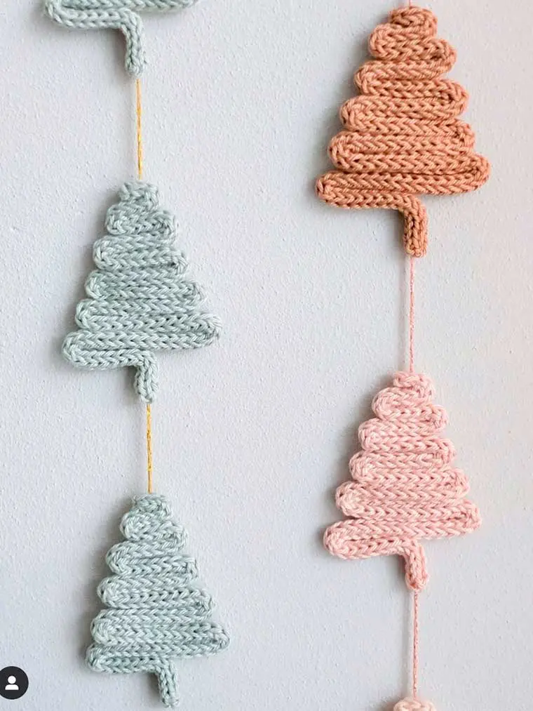 kerstboom-decoratie-maken-punniken-hanger-kerstdecoratie-kerst-wol-slinger-min.jpg